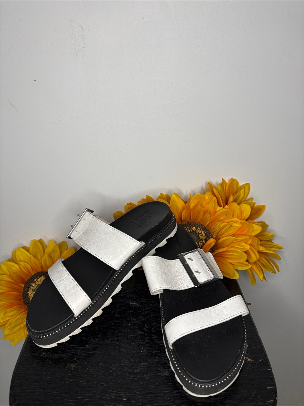 SOREL ROAMING BUCKLE SLIDES WOMEN'S Size 7.5